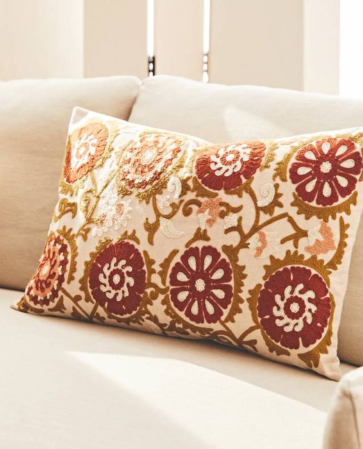 cojin bordado zara home