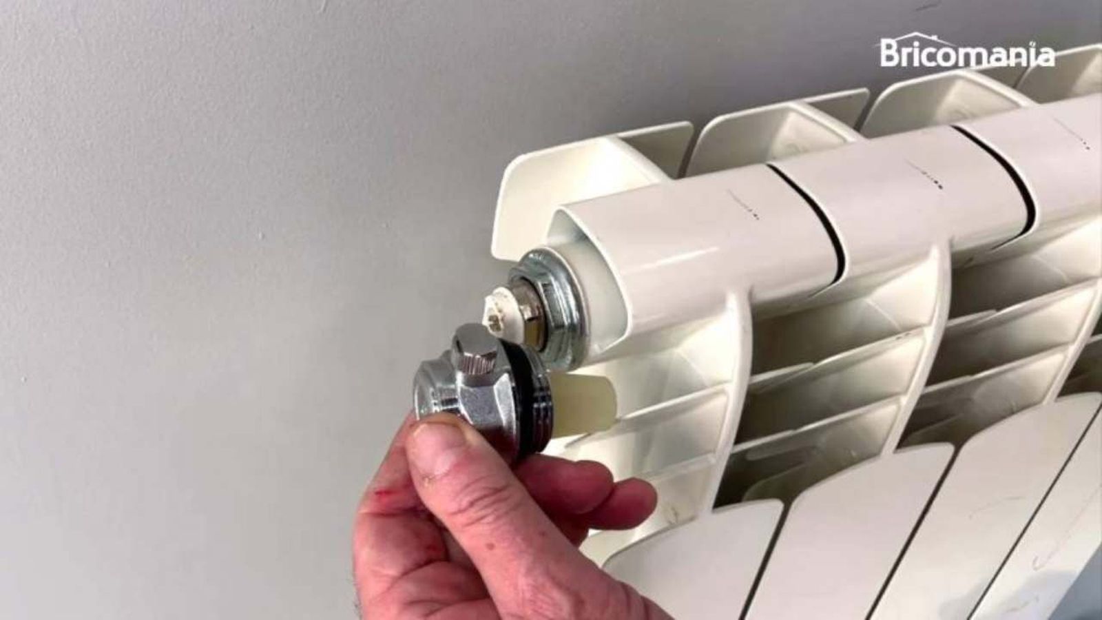 purgador automático al lado del radiador