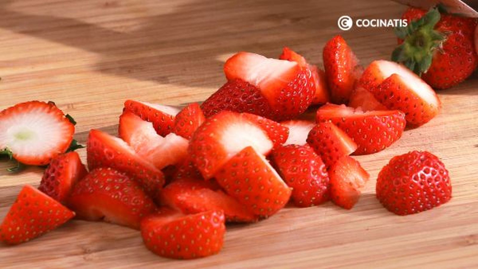 Cómo conservar las fresas- trocear fresas