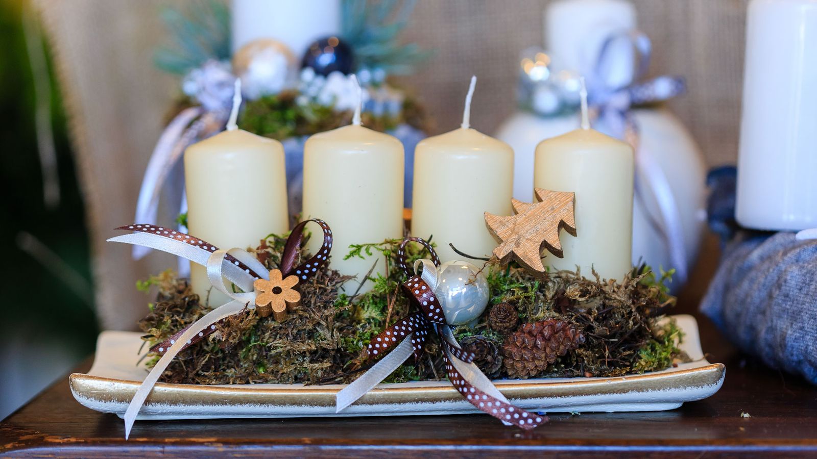 Centro navideño rústico con velas