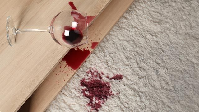 Cómo quitar mancha de vino de la alfombra