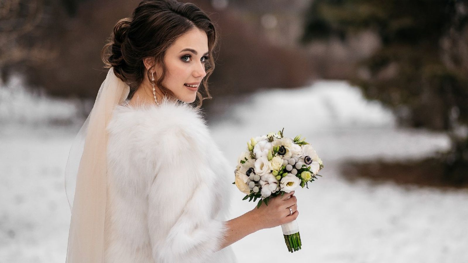 Una novia elegantemente abrigada para una boda de invierno