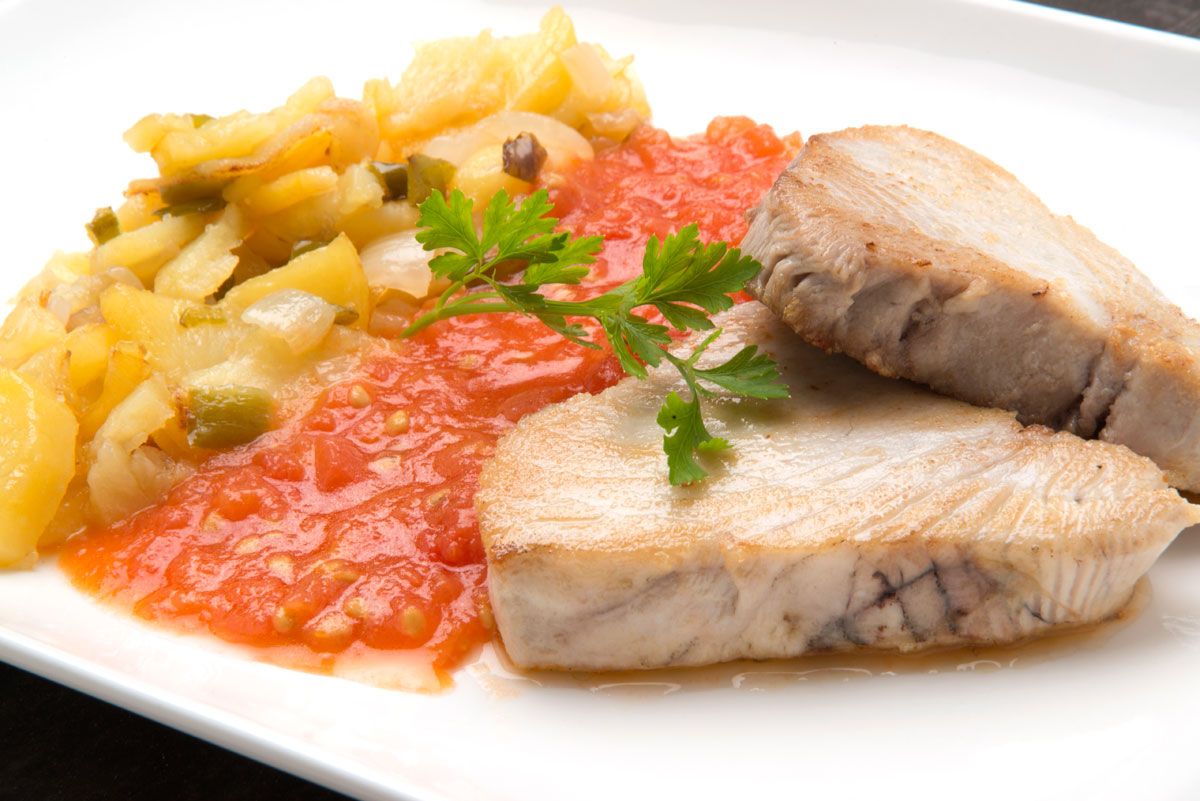 5416 1 Bonito con tomate y patatas (801) xl