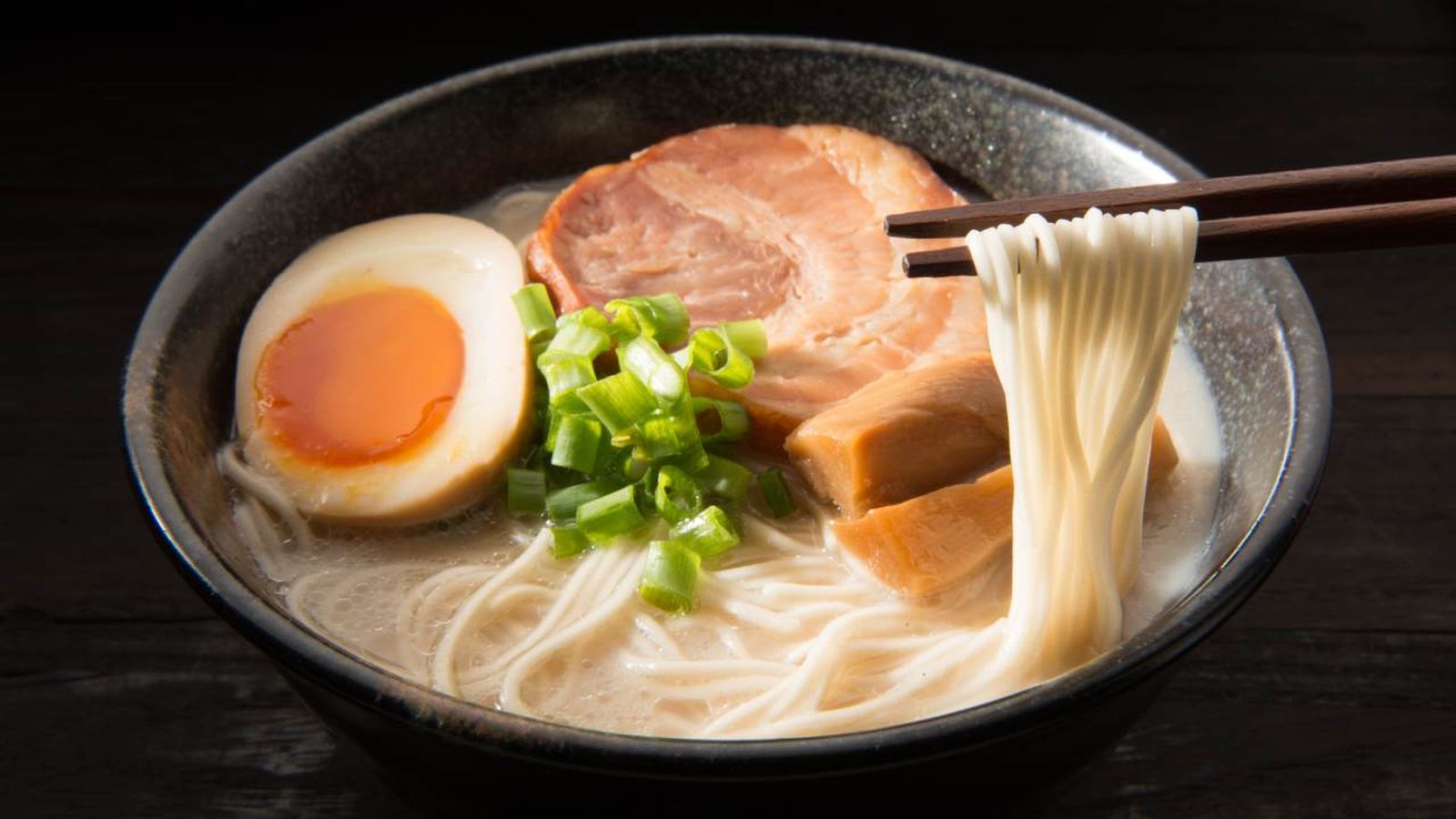 Un bol de ramen casero