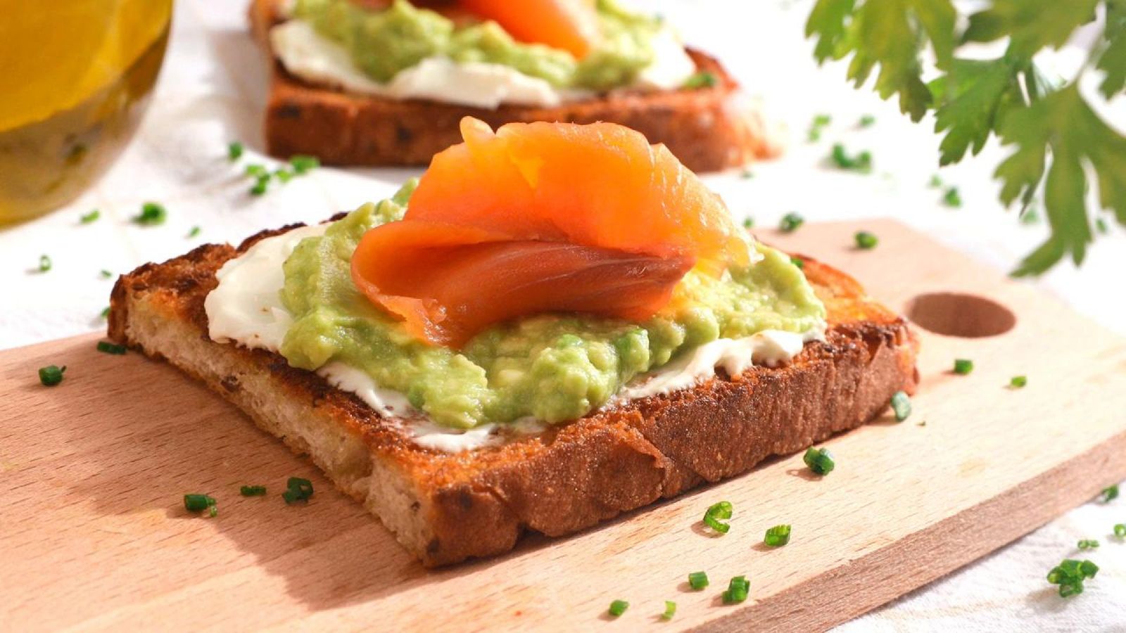 Disfruta de estas tostas de aguacate y salmón servidas con un toque de frescura y sabor perfecto