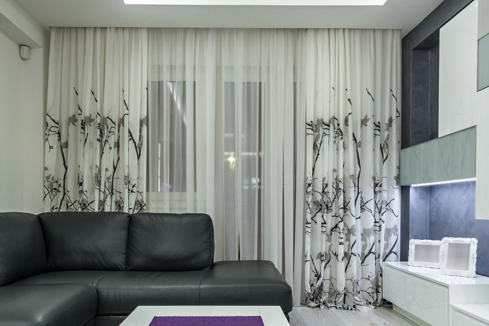 Salón amplio de color gris, blanco y lila   cortinas