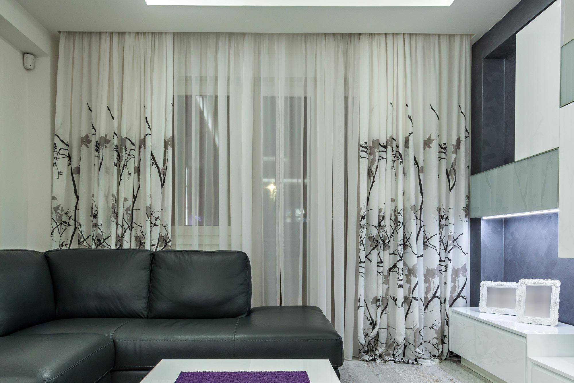 Salón amplio de color gris, blanco y lila   cortinas