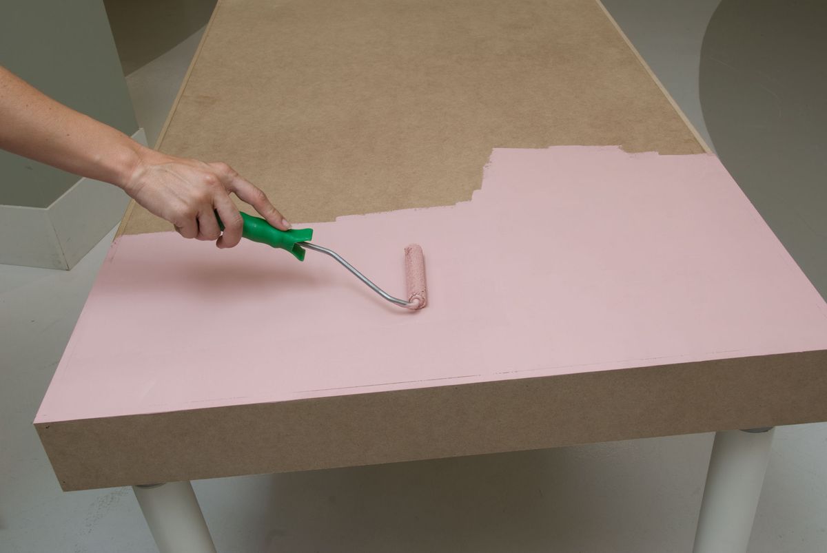 Mesa tradicional decorada con decoupage paso 6