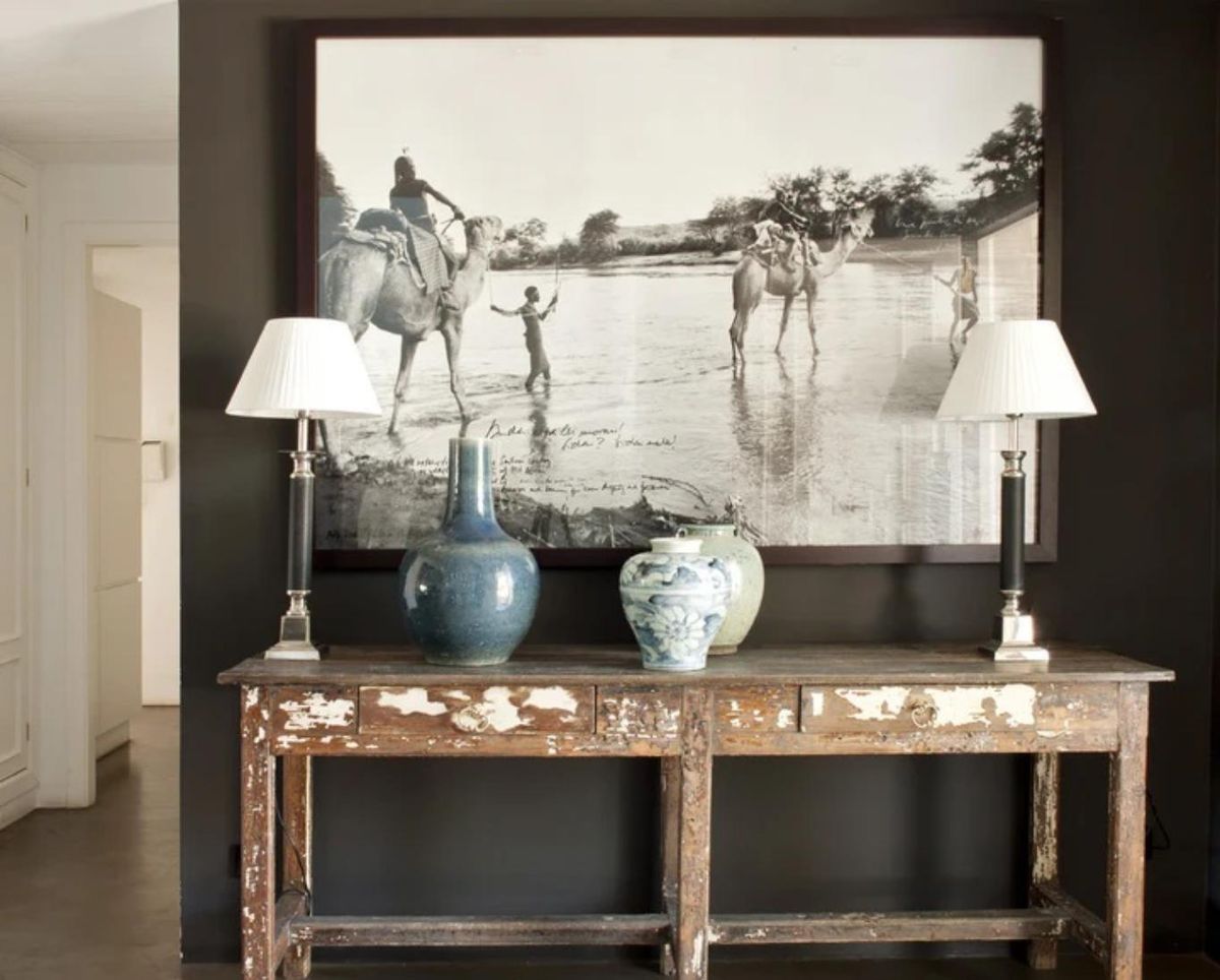 Mueble antiguo con jarrones retro.