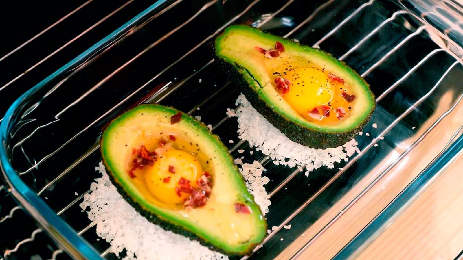 Aguacate con huevo al horno  paso horno