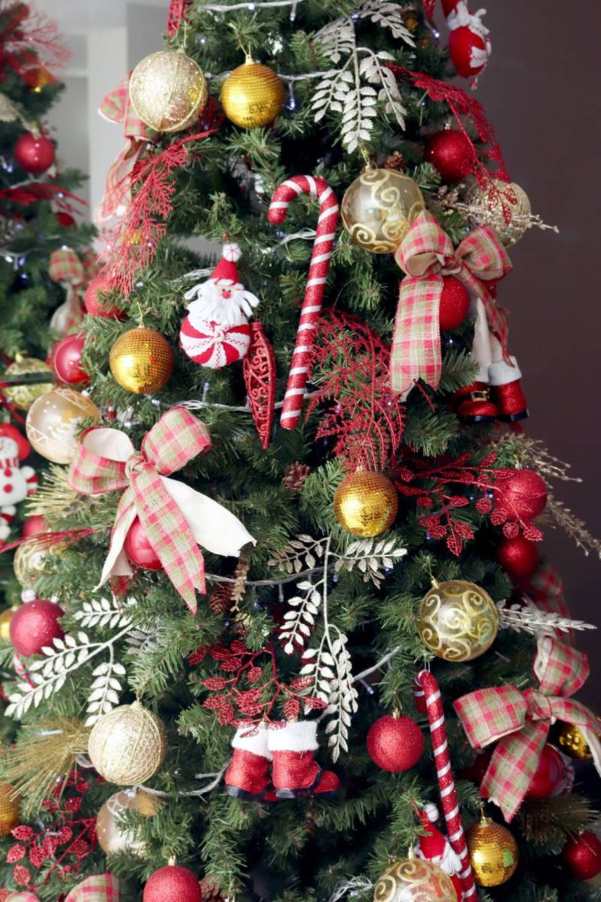 Lazos de raso de cuadros en el árbol de Navidad.