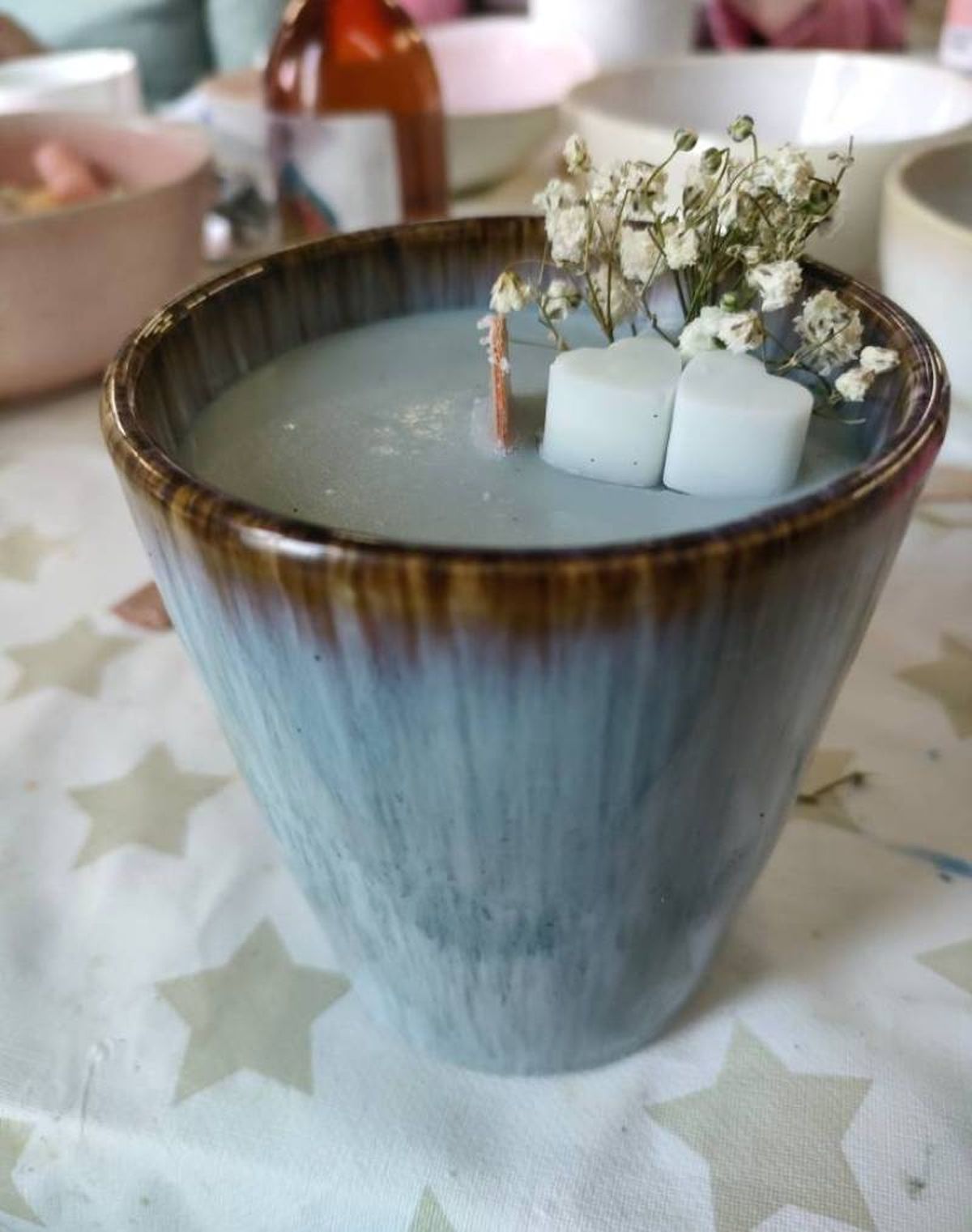 Vela artesanal de color azul.