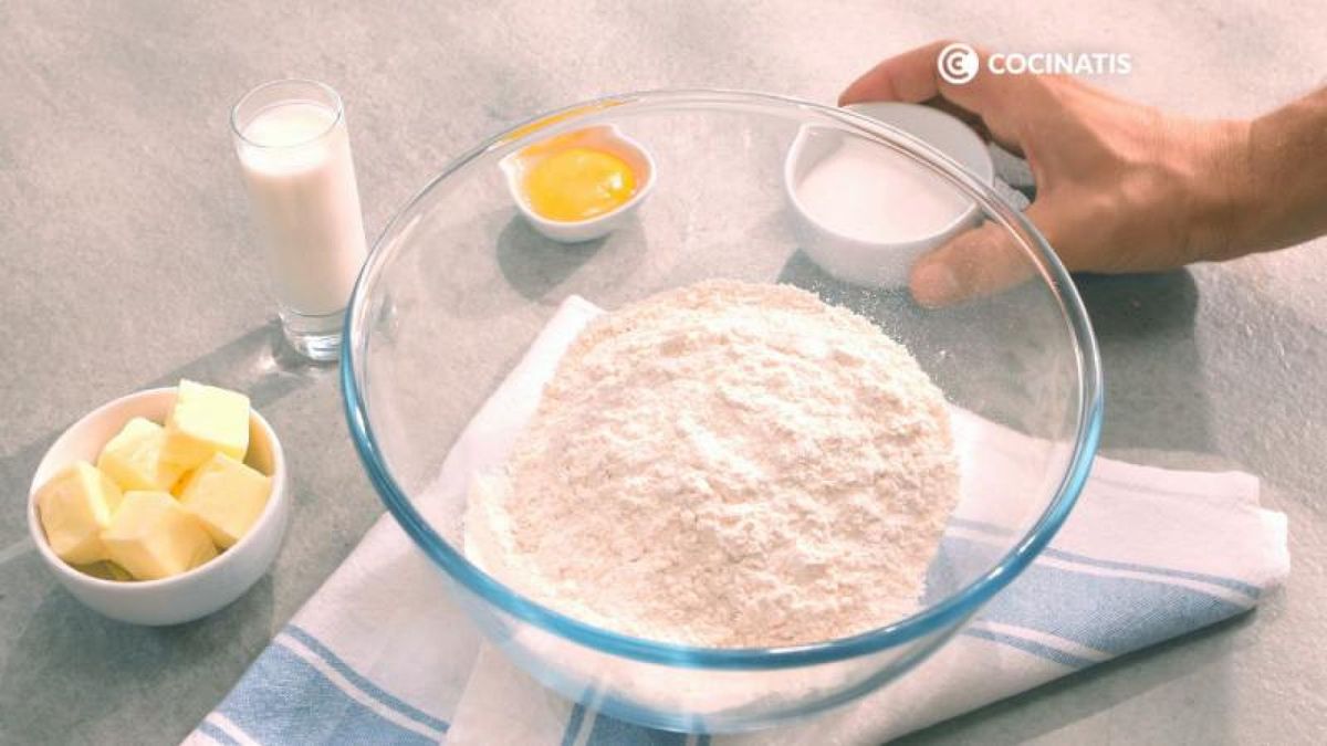Pon en un bol la harina, el azúcar, la yema de huevo, la leche y la mantequilla/ Fotos: Cocinatis