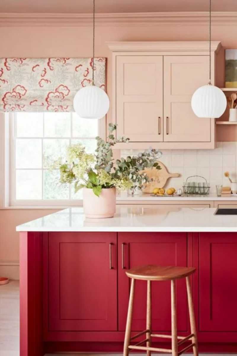 Cocina con decoración rosa frambuesa.