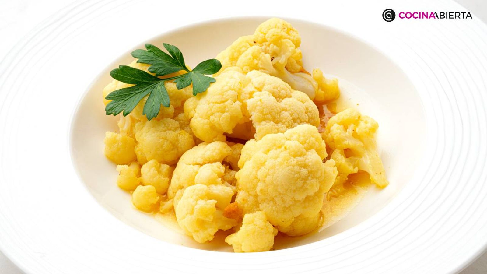 La coliflor en ajopollo es una receta típica de la cocina andaluza