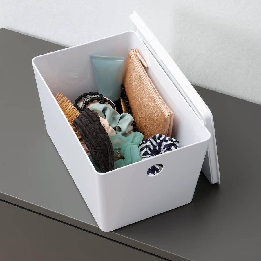 Caja con tapa KUGGIS (18x26x15 cm) de IKEA. / IKEA