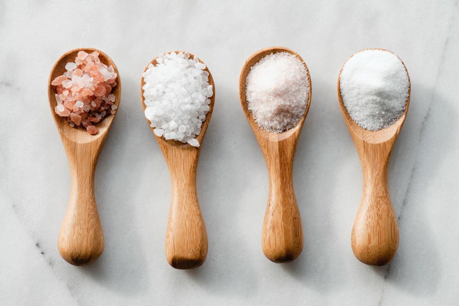 La Organización Mundial de la Salud (OMS) recomienda un consumo máximo de 5 gramos de sal al día