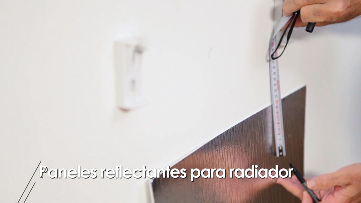 Cómo colocar una lámina refractante entre el radiador y la pared paso 1
