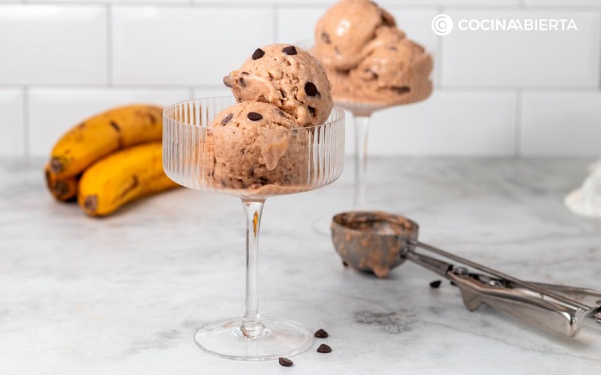 Sirve el helado de plátano con una cuchara para helado