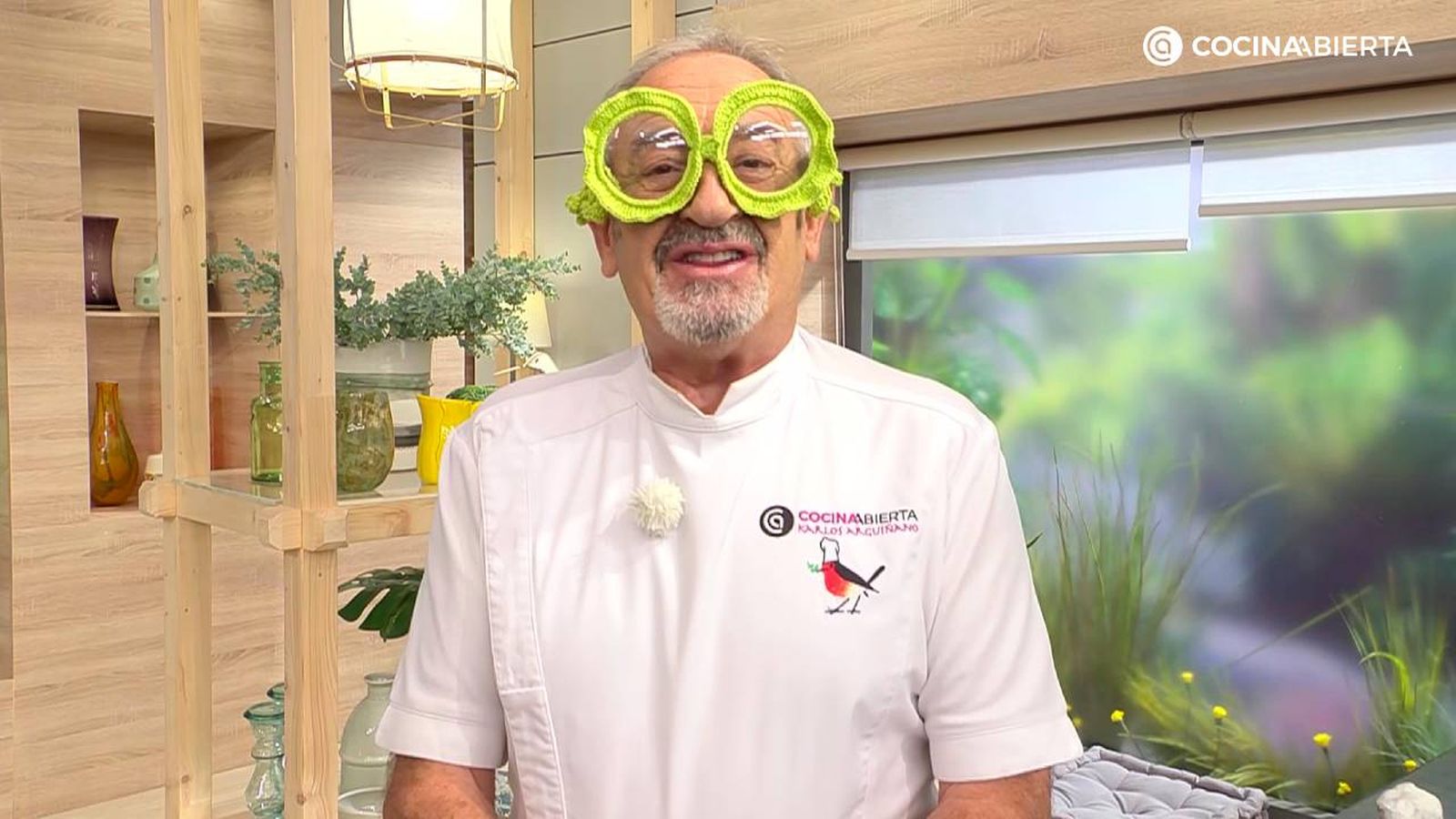 Con unas gafas en recuerdo al programa Un, dos, tres, responda otra vez.