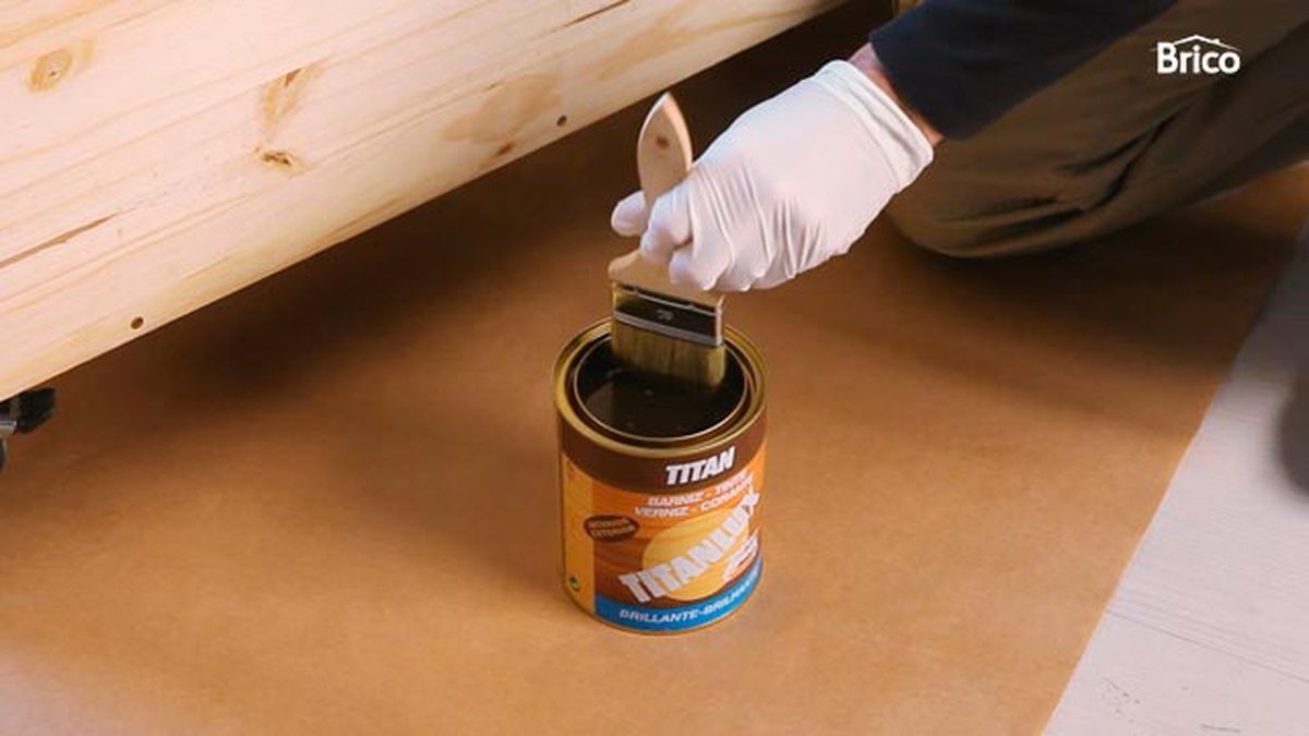 Barnizar baúl de madera paso 4