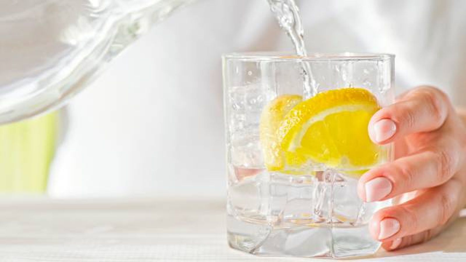cuales son los beneficios de beber agua con limon 1
