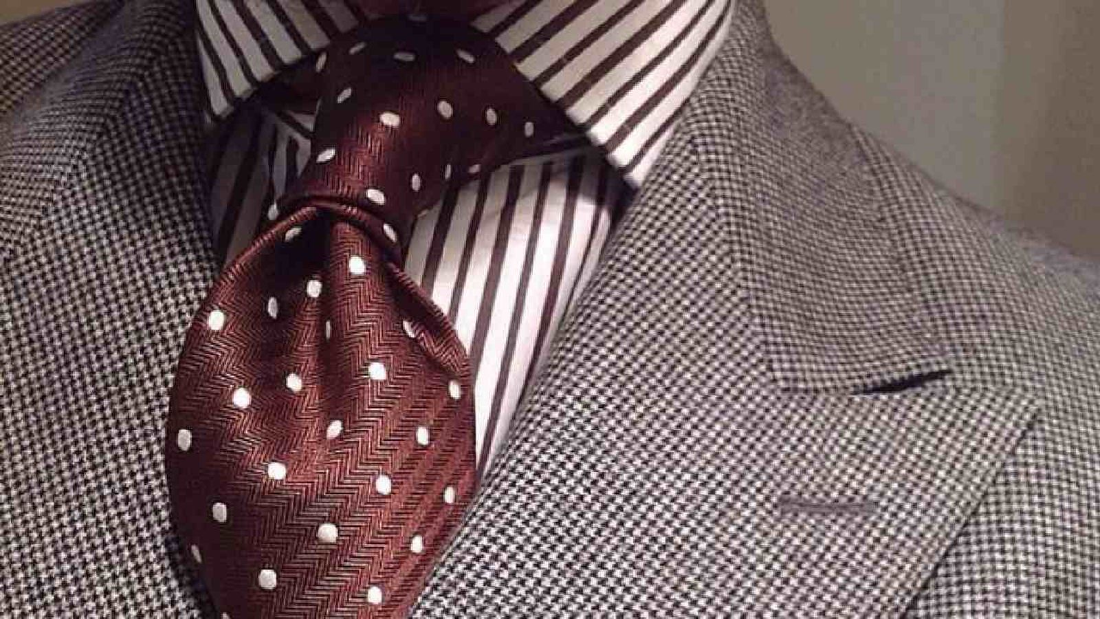 Camisa de rayas con corbata de lunares