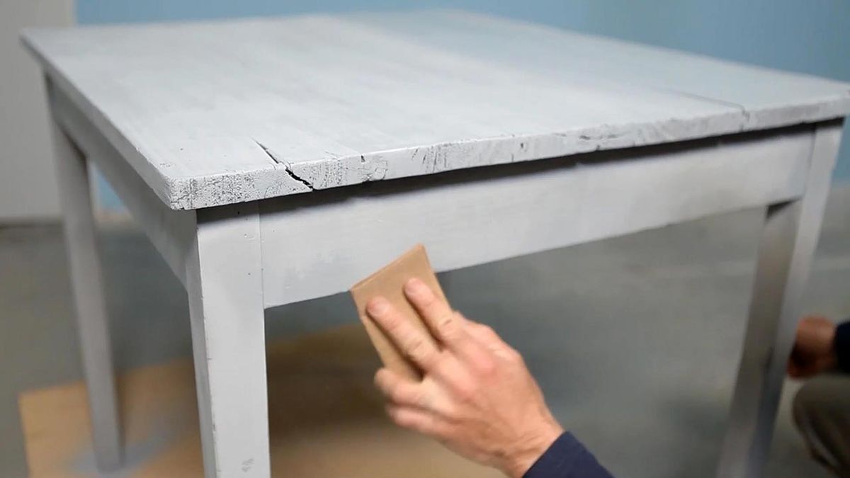 Como pintar una mesa con pintura al agua de efecto tiza paso 3