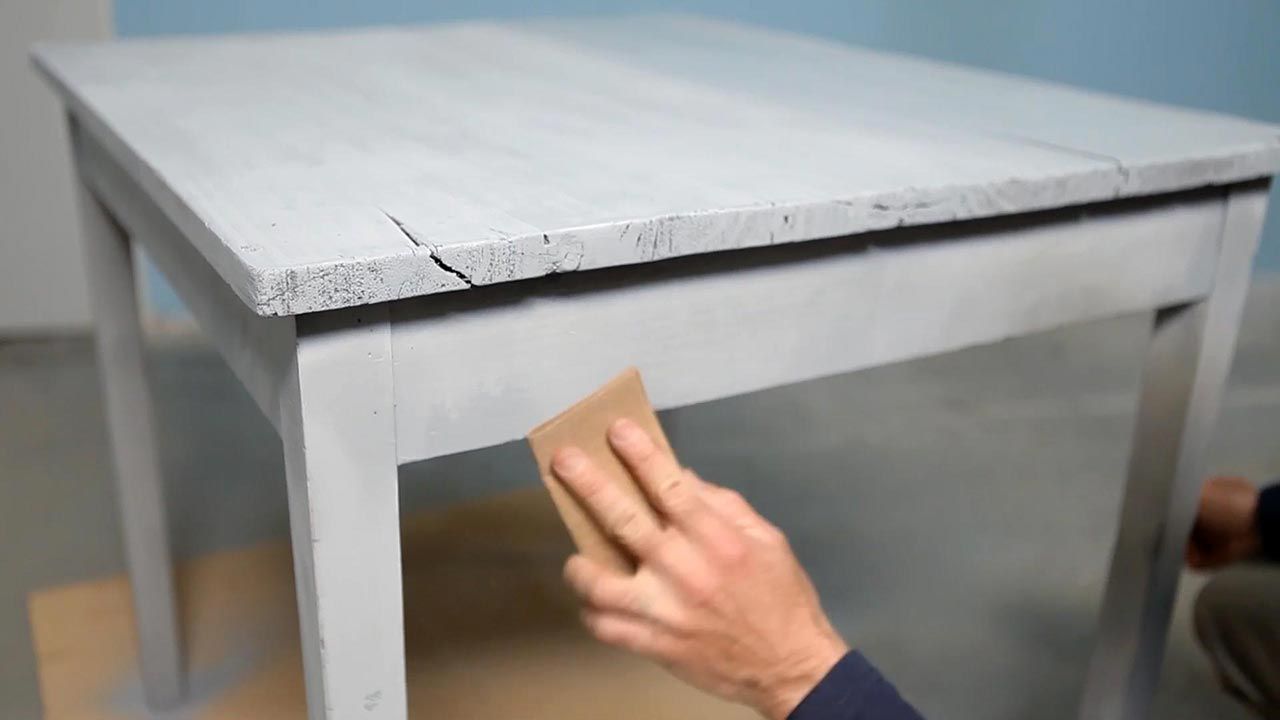 Como pintar una mesa con pintura al agua de efecto tiza paso 3
