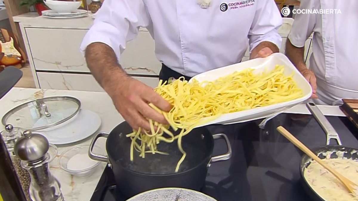 Pasta carbonara huevo poche paso 4