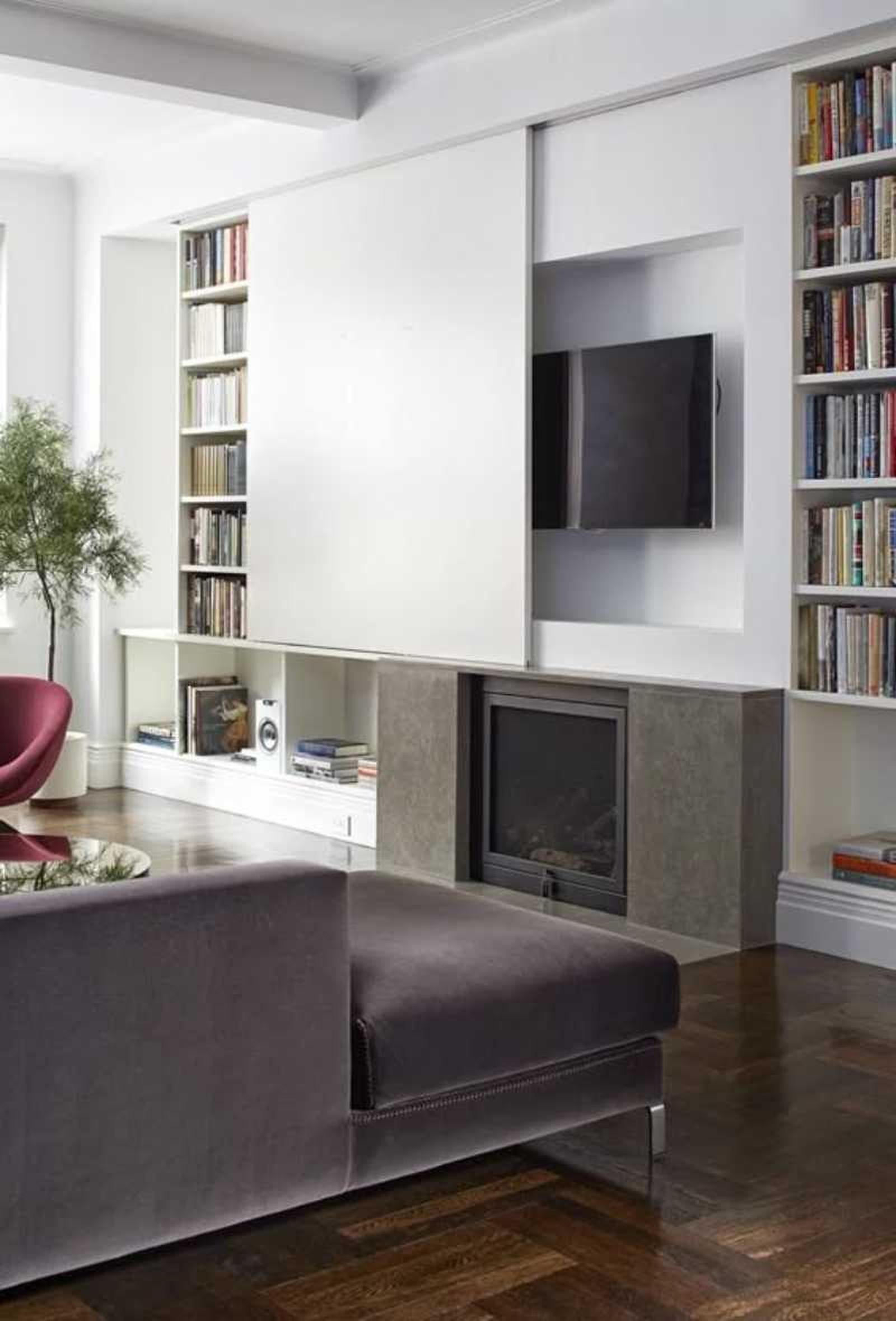 Mueble del salón para ocultar la televisión con paneles deslizantes.