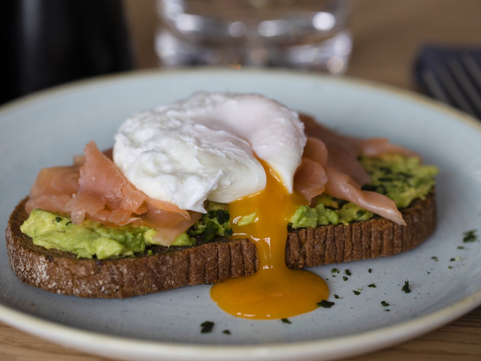 tosta aguacate salmon