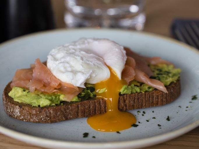 tosta aguacate salmon