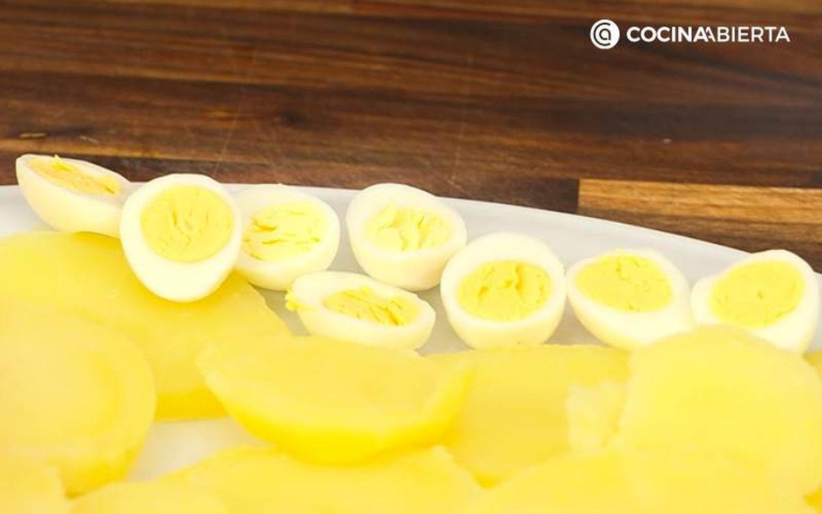 Cuece y pela las patatas