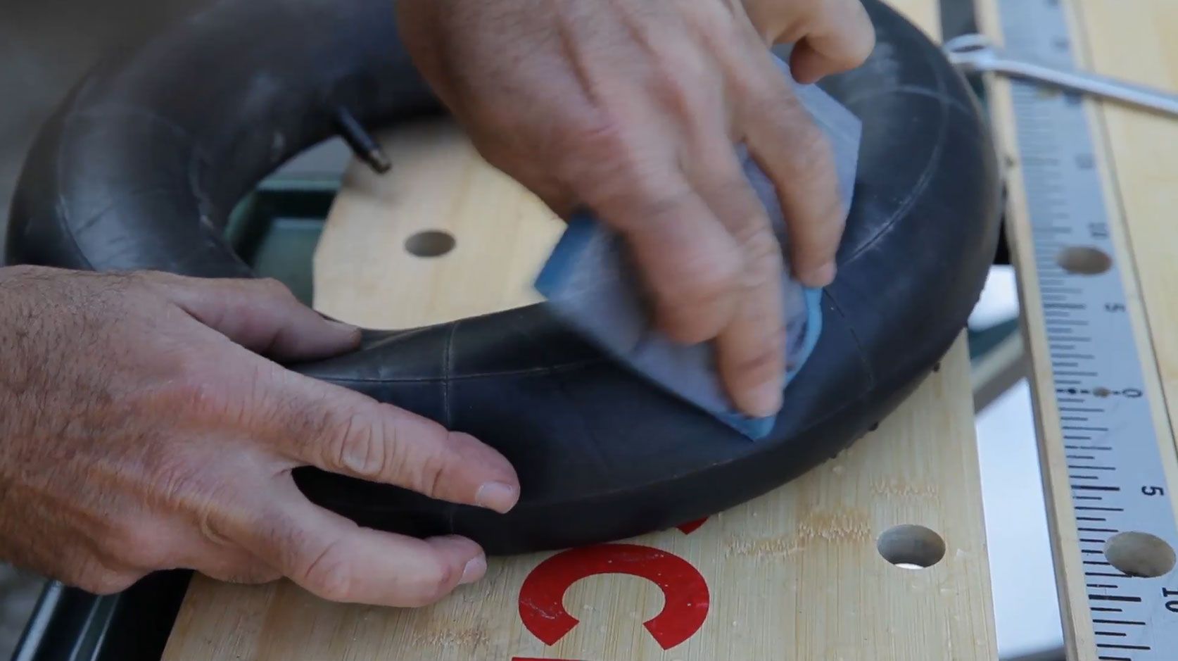Cómo reparar pinchazo en la cámara de una rueda paso 5
