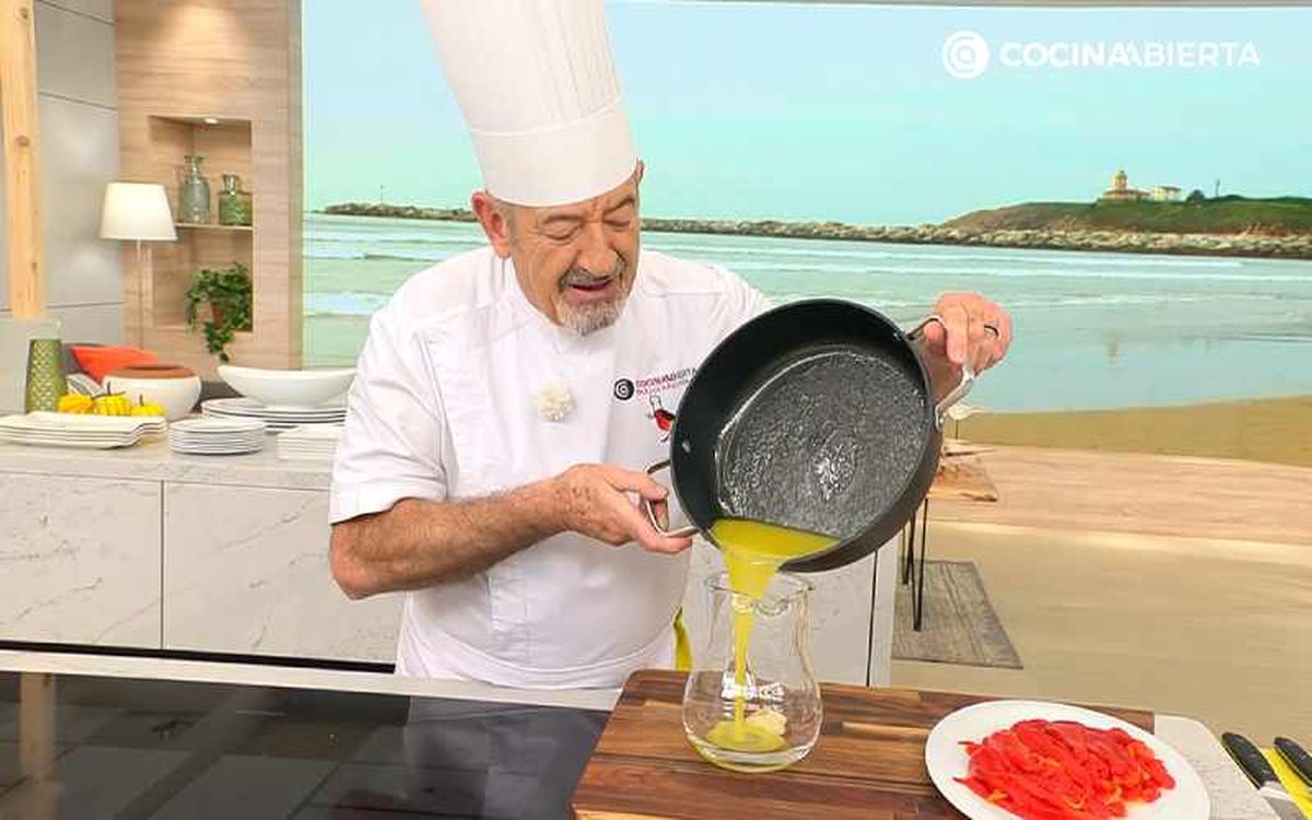 Karlos Arguiñano vierte el aceite