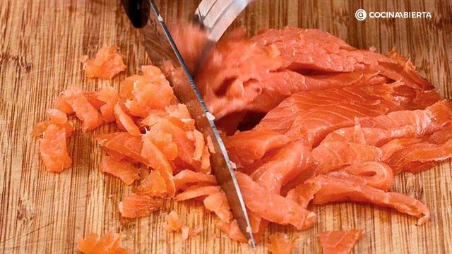 CTIS0936 receta tartar salmon ahumado aguacate paso 2
