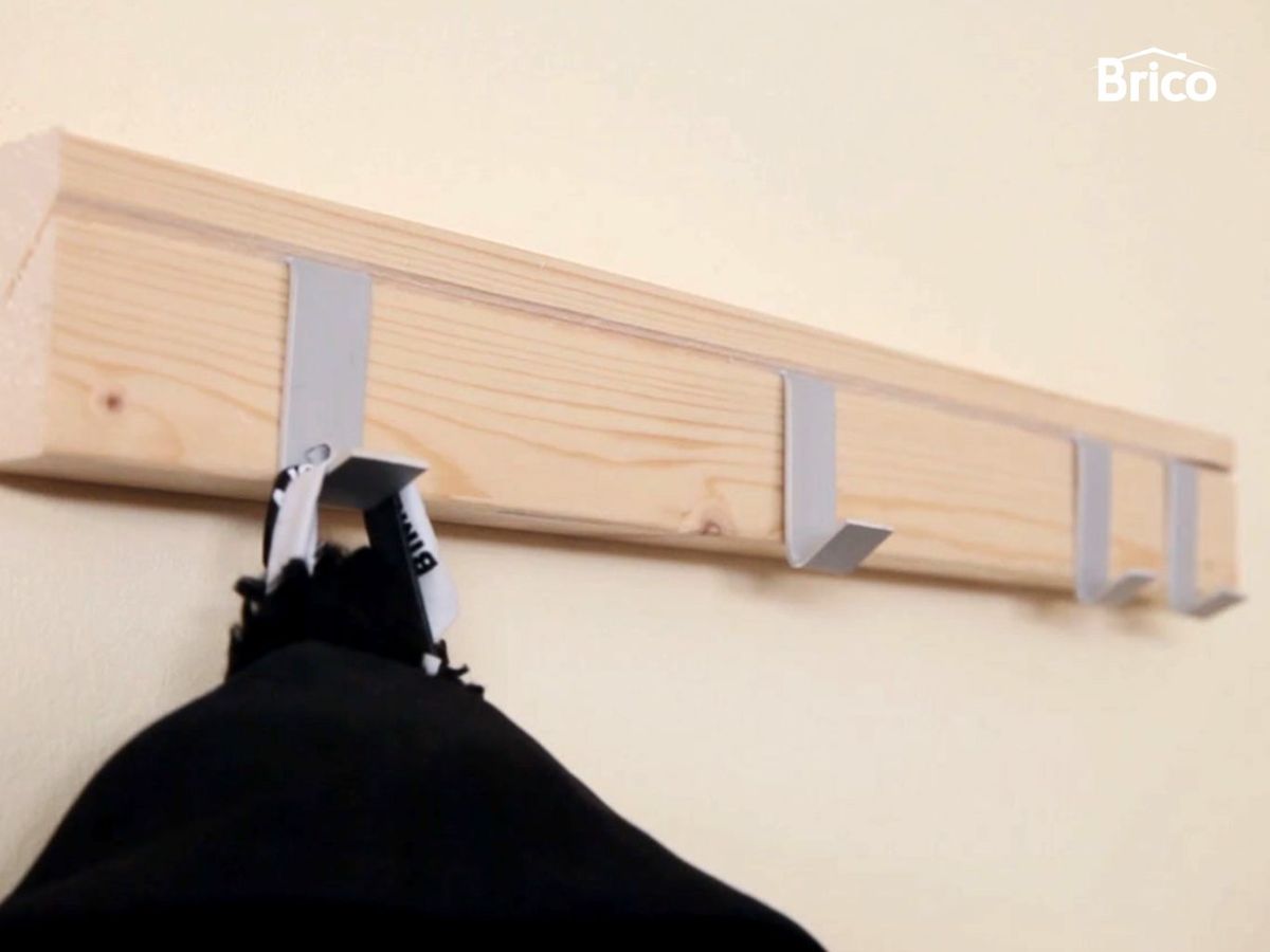 Un perchero de madera realizado con un listón