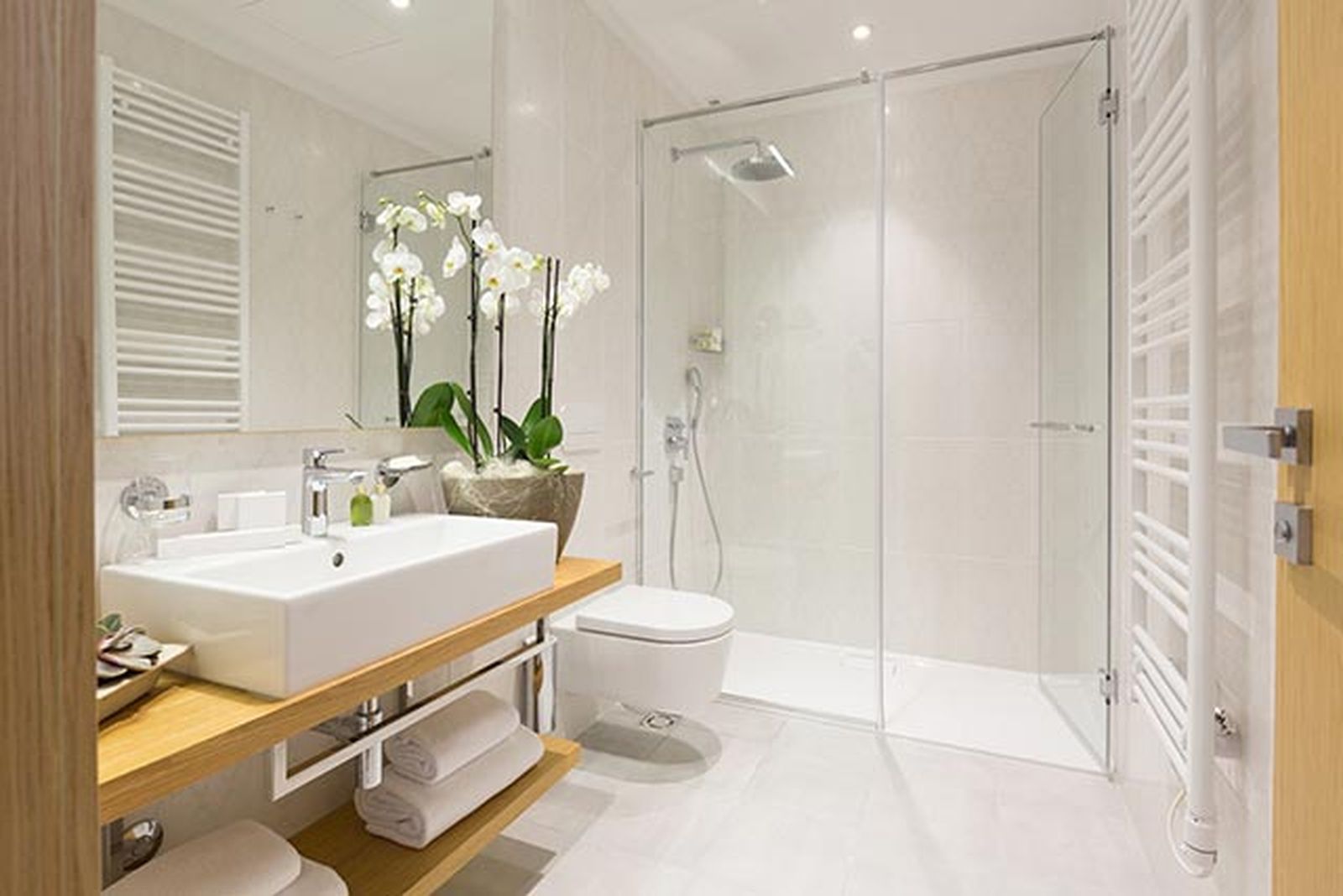 Razones para decorar el baño en color blanco 4