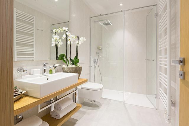 Razones para decorar el baño en color blanco 4
