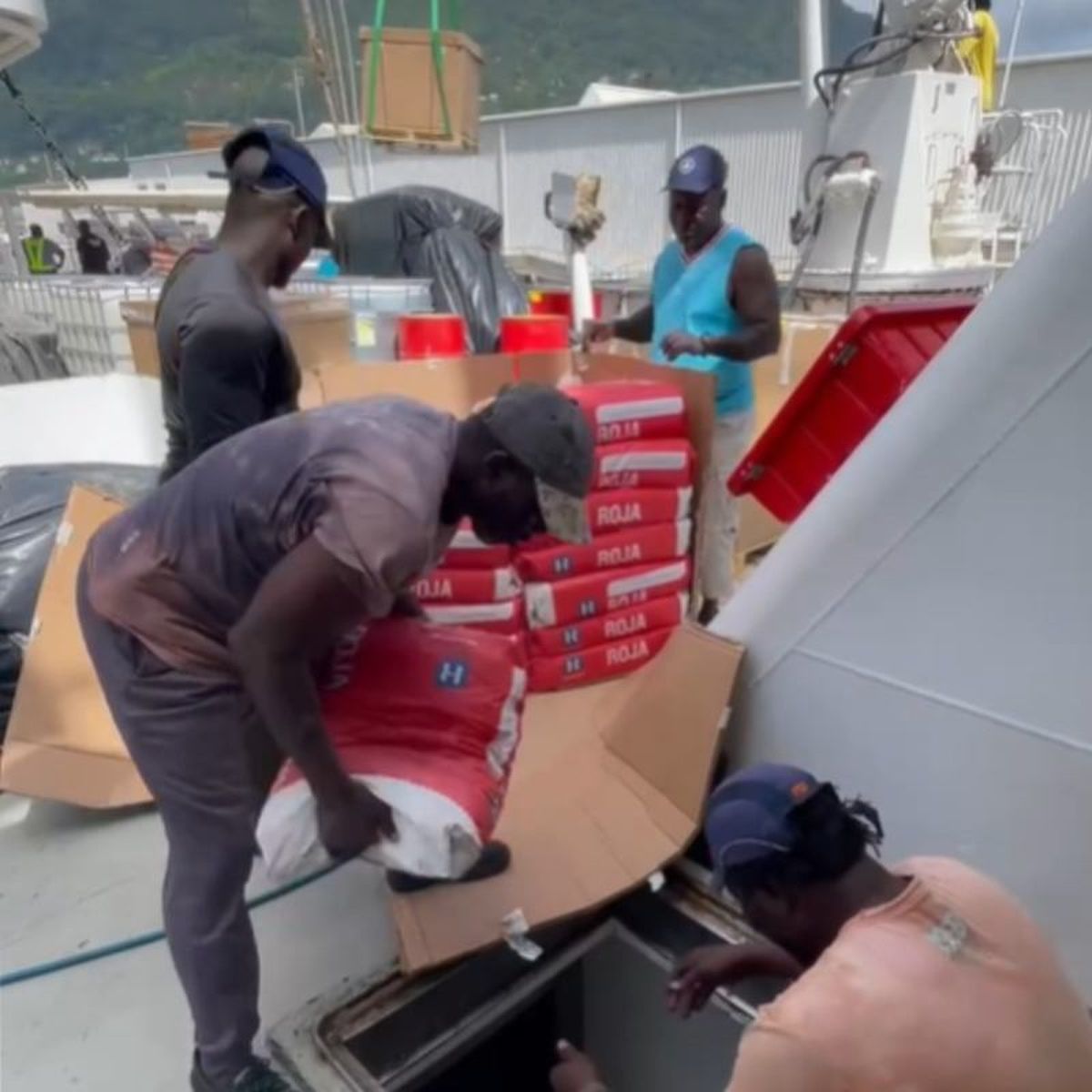 En cada campaña, Daniel cocina 1 tonelada de arroz y 600 kilos de patatas