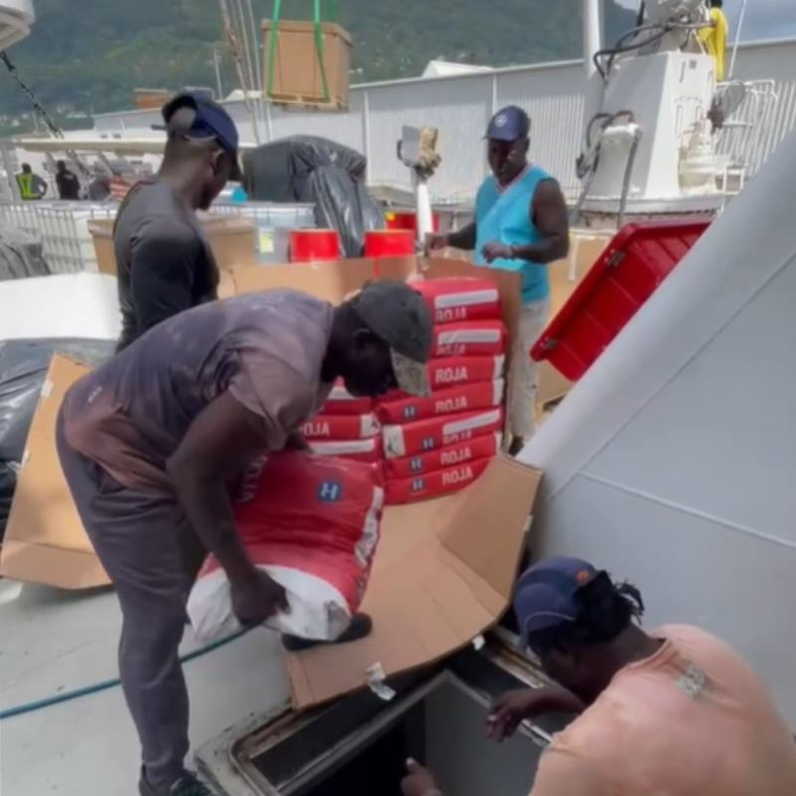 En cada campaña, Daniel cocina 1 tonelada de arroz y 600 kilos de patatas