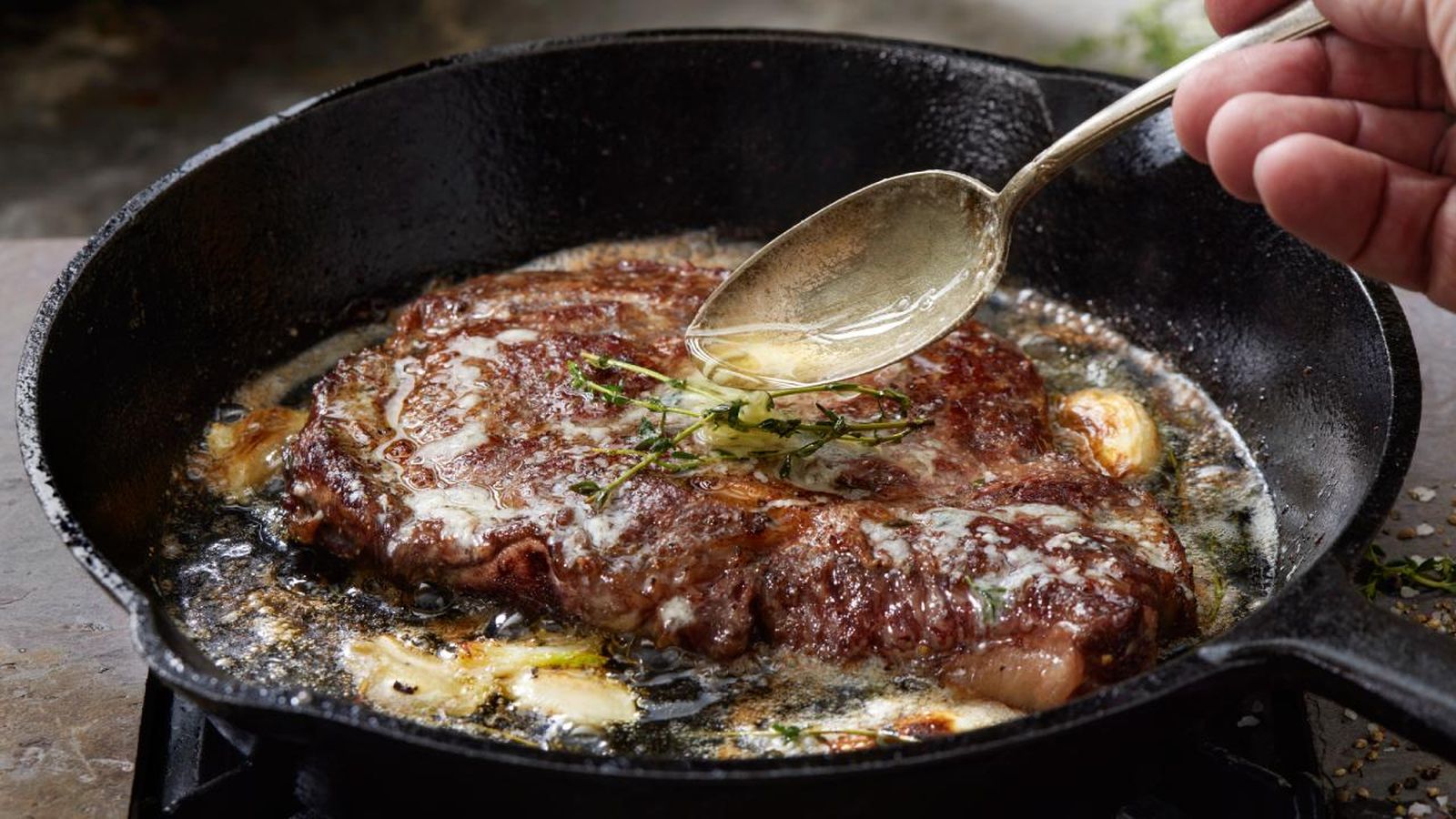 Cocinar carne en la sartén