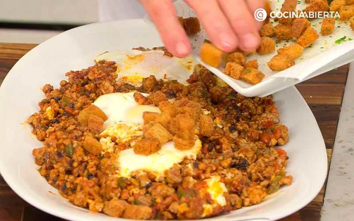 Sirve y decora los huevos al plato con picatostes