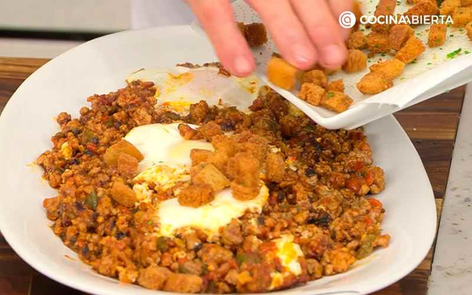Sirve y decora los huevos al plato con picatostes