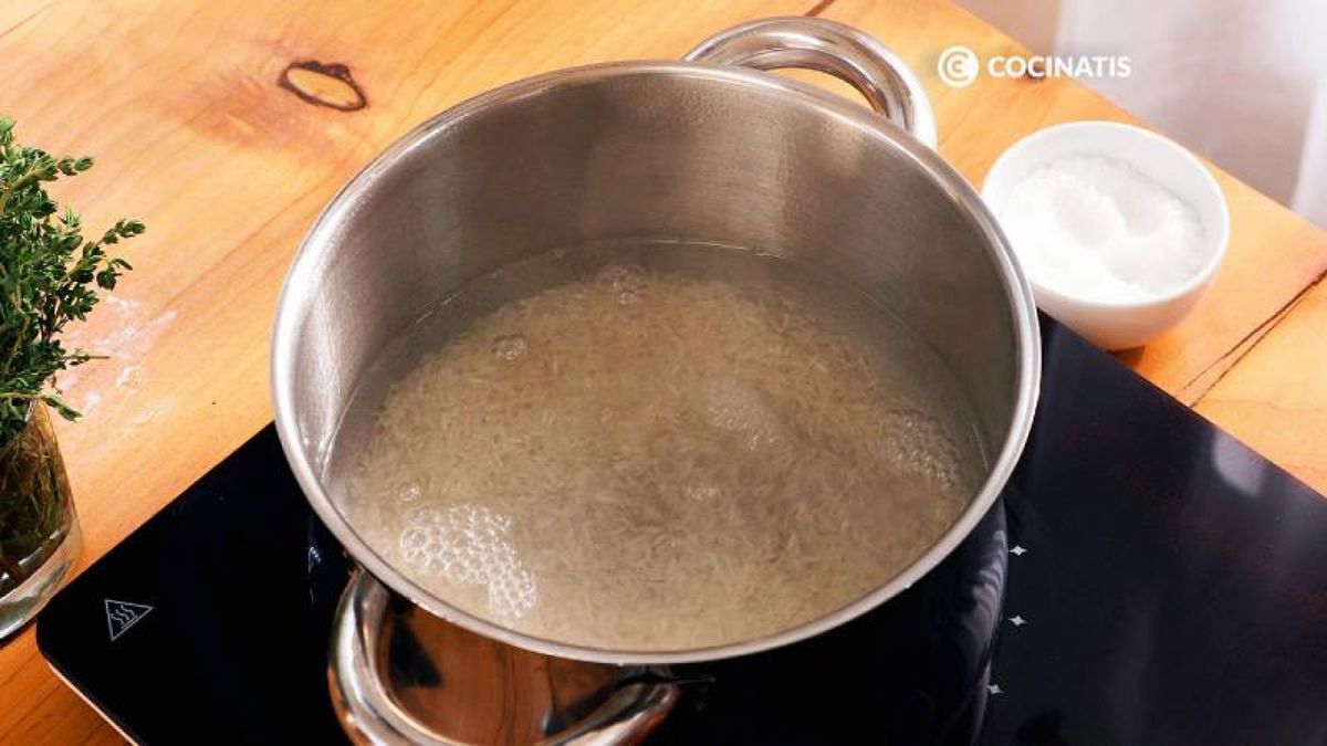 Hierve el arroz 10 minutos a fuego suave