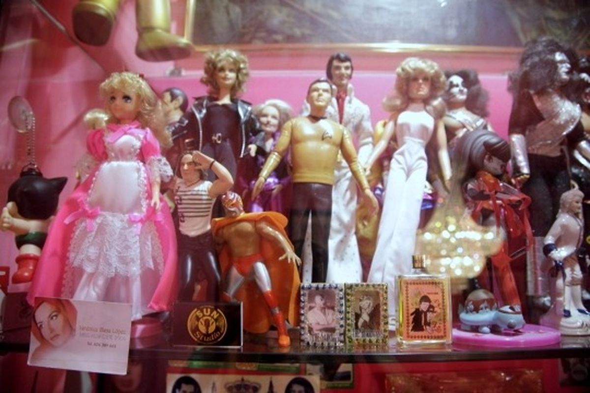 vitrina kitsch alaska y mario