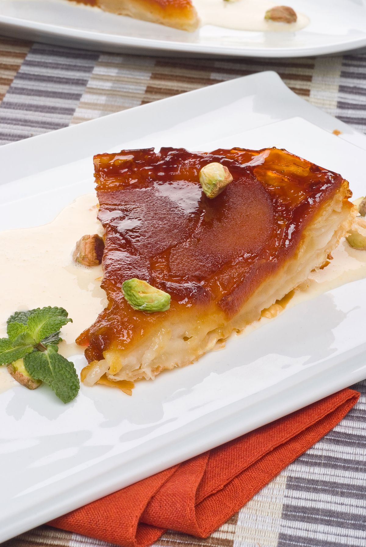 Tarta tatin de manzana con natillas de cardamomo