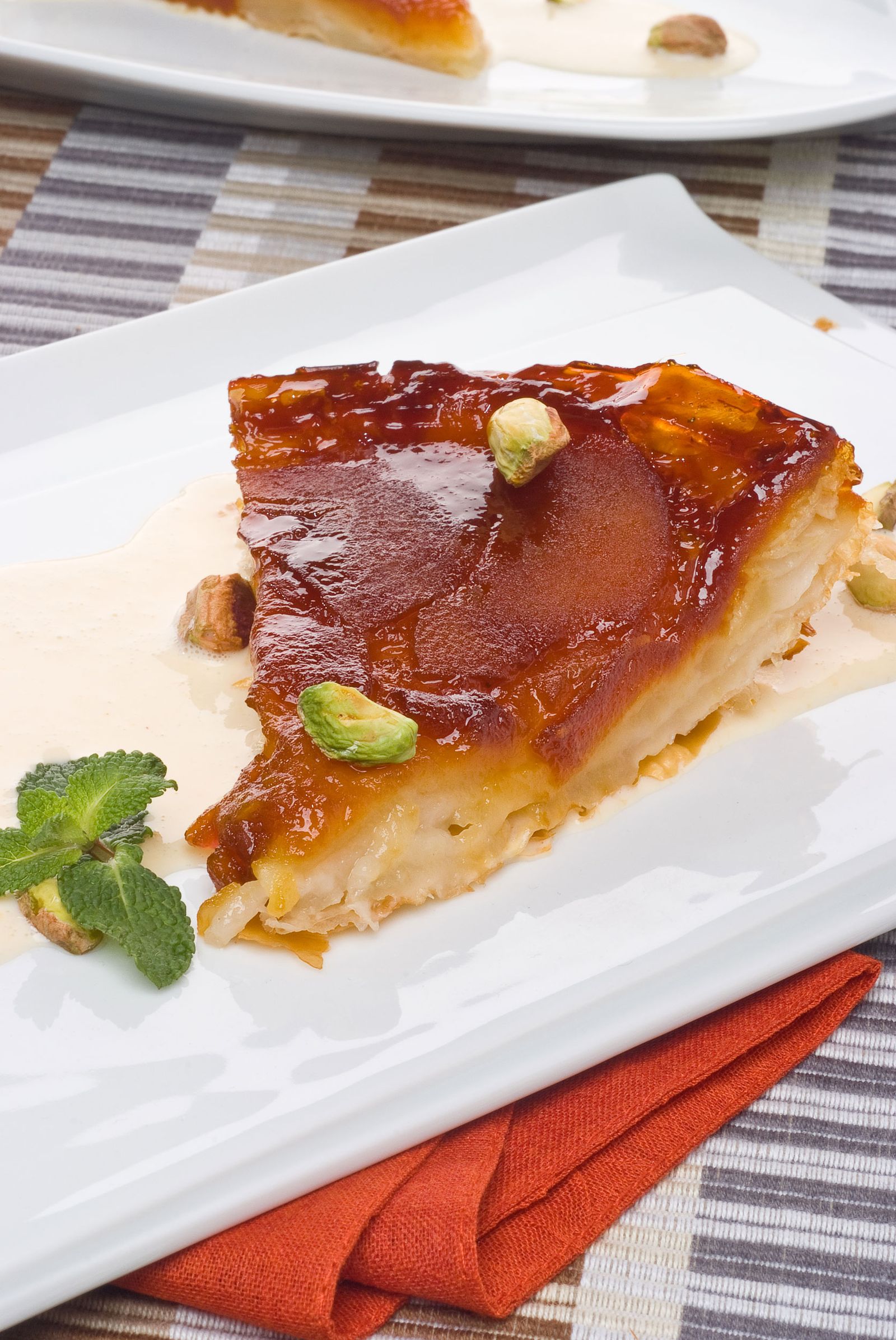Tarta tatin de manzana con natillas de cardamomo
