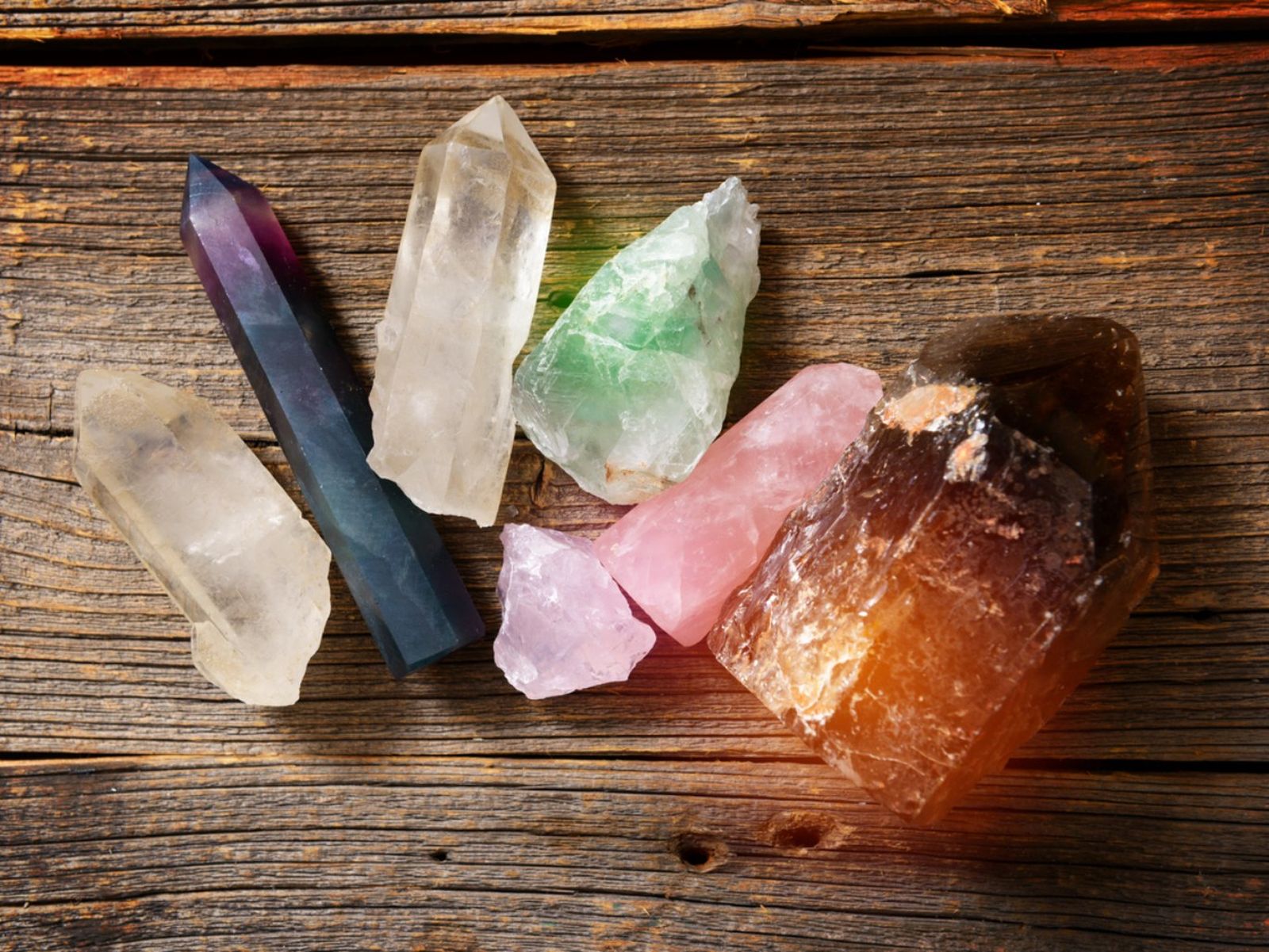 Todas las piedras preciosas son cristales o contienen cristales, pero no todos los cristales son piedras preciosas.